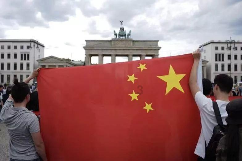 LOL“暴力流奶妈”横空出世，它的具体出装和玩法是什么样的？游戏画面