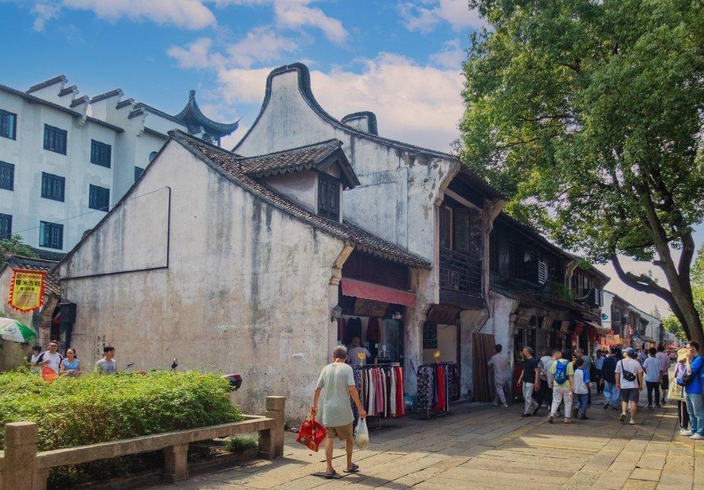 房子是父亲名父亲去世母亲还在，想把房子过户到儿子名下怎么办？